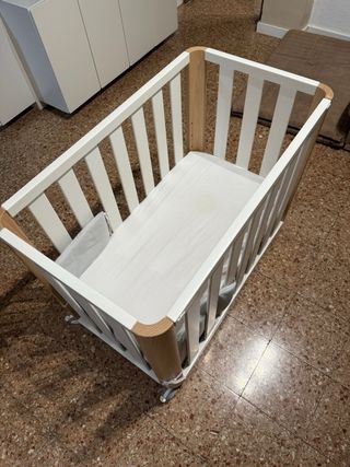 Cuna colecho de bebé con ruedas