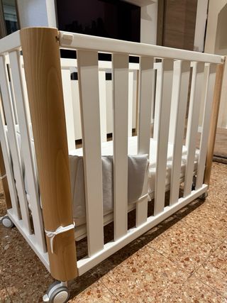 Cuna colecho de bebé con ruedas