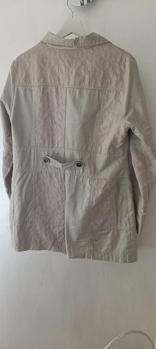 Gabardina beige con estampado