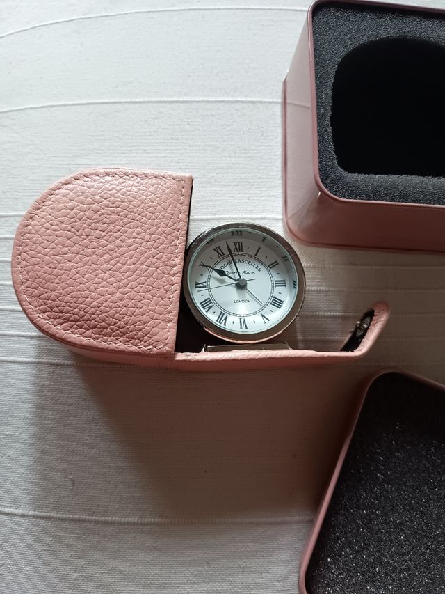 Despertador de viaje con funda de piel