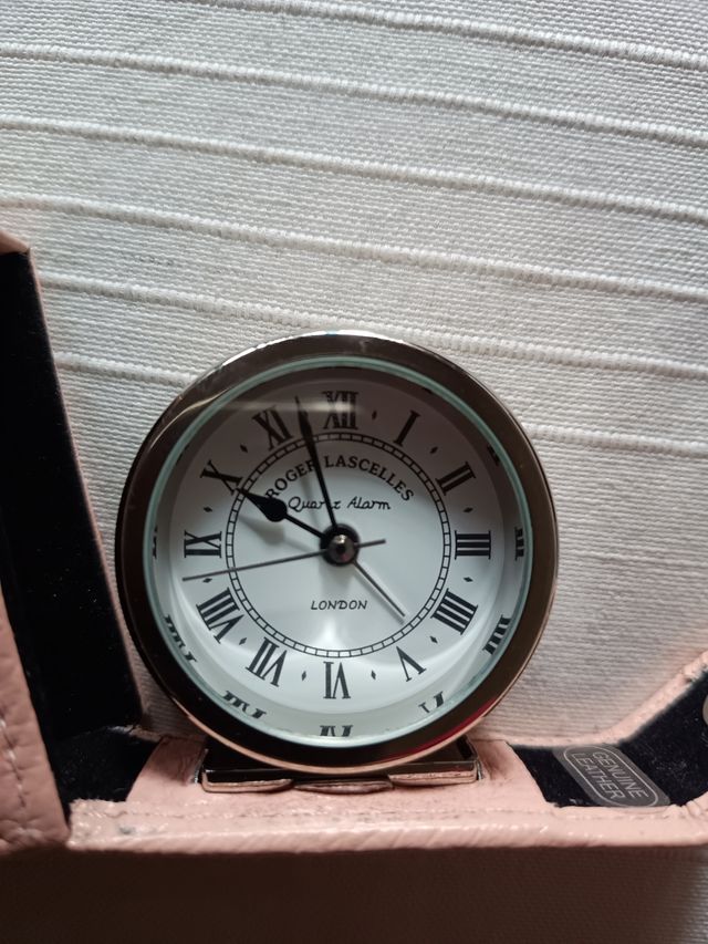 Despertador de viaje con funda de piel