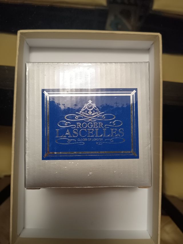 Despertador de viaje con funda de piel