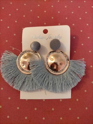Pendientes largos con flecos y pompón