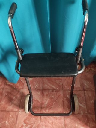 Andador con asiento y ruedas