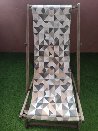 Tumbona de madera con estampado geométrico