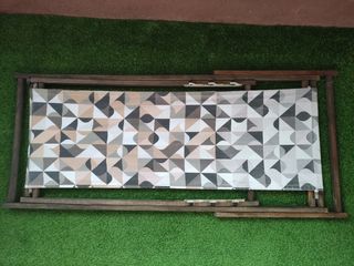 Tumbona de madera con estampado geométrico