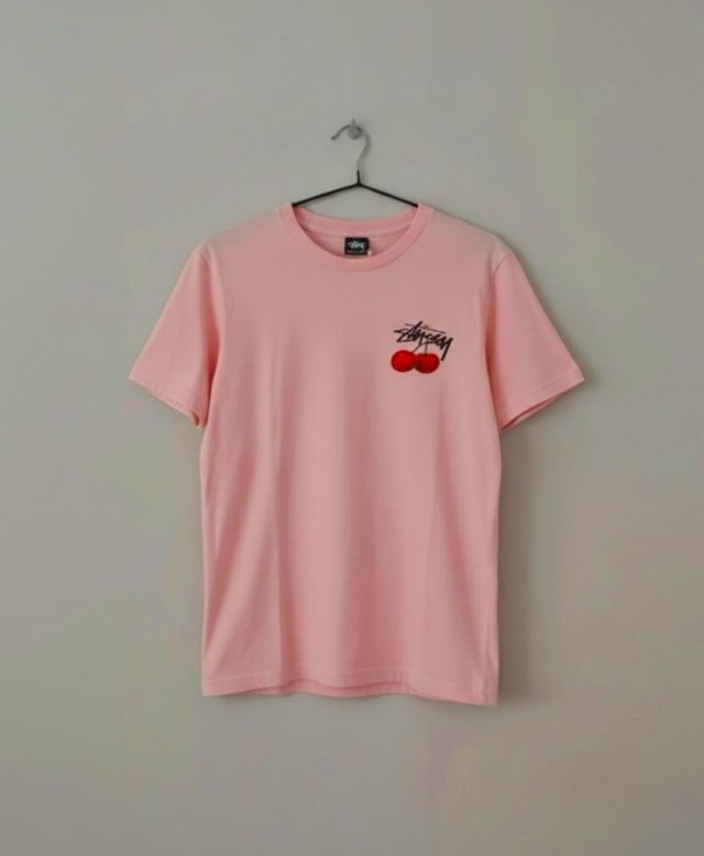 Camiseta Stussy Rosa con Cerezas