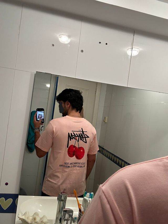 Camiseta Stussy Rosa con Cerezas
