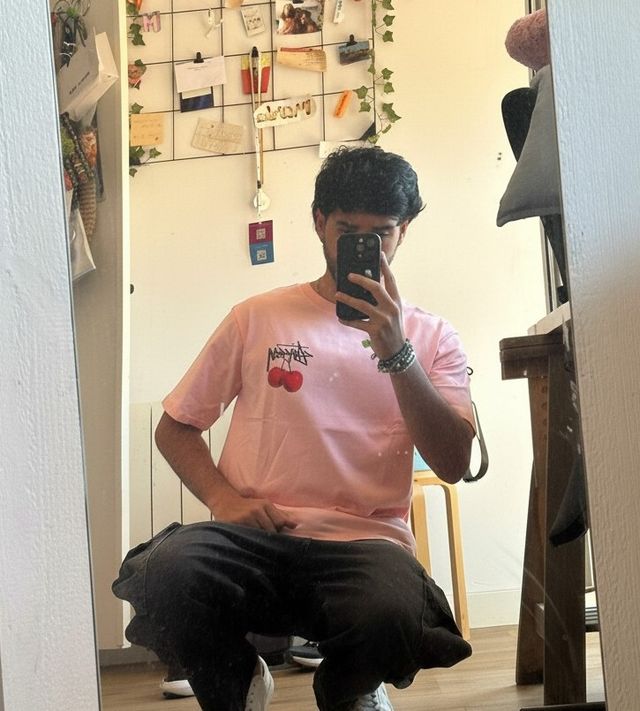 Camiseta Stussy Rosa con Cerezas