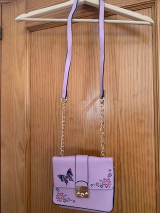 Bolso morado con mariposa y flores