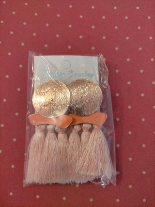 Pendientes dorados, rosa y naranja con flecos.