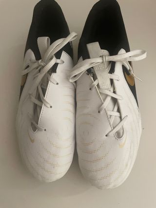 Botas de fútbol Nike blancas y doradas