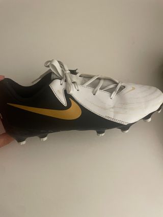 Botas de fútbol Nike blancas y doradas