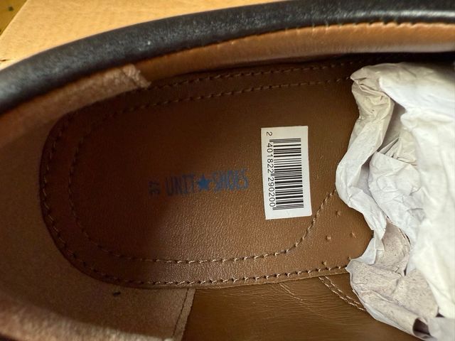 Zapatos colegiales negros con velcro