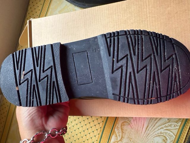 Zapatos colegiales negros con velcro