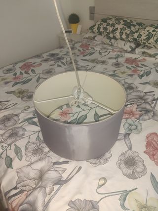 Lámpara redonda gris.