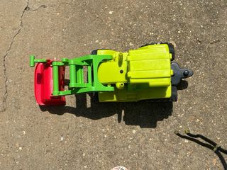 Tractor de juguete verde y rojo