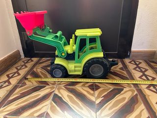 Tractor de juguete verde y rojo