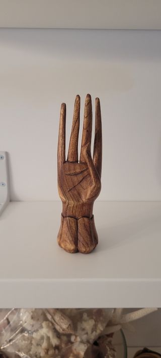 Mano expositora de madera para anillos