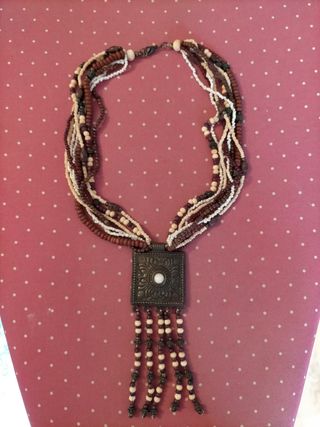 Collar de cuentas étnico con colgante cuadrado