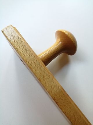 Perchero de madera 26 cm con dos pomos