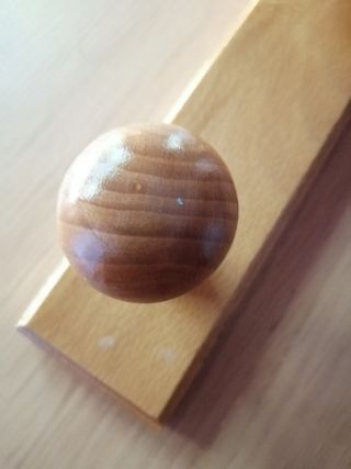 Perchero de madera 26 cm con dos pomos