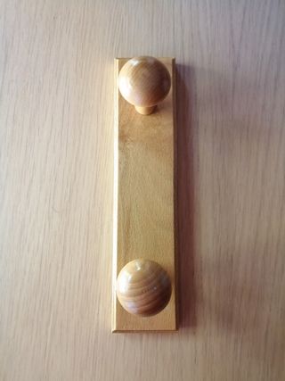 Perchero de madera 26 cm con dos pomos