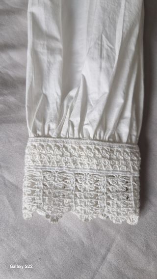 Blusa Sezane blanca con puntillas