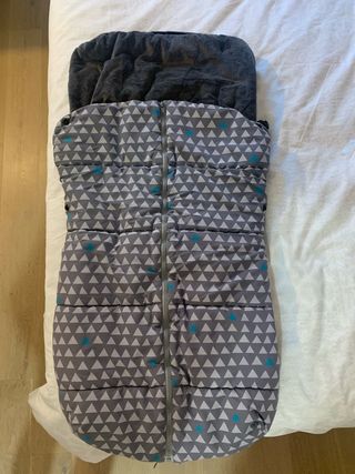 Saco para carrito bebé gris con triángulos