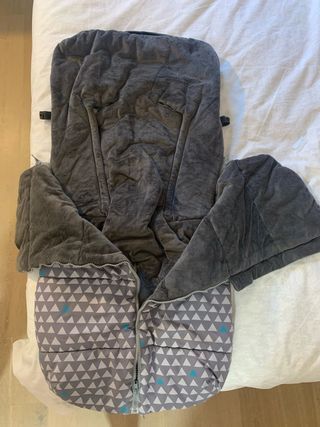 Saco para carrito bebé gris con triángulos