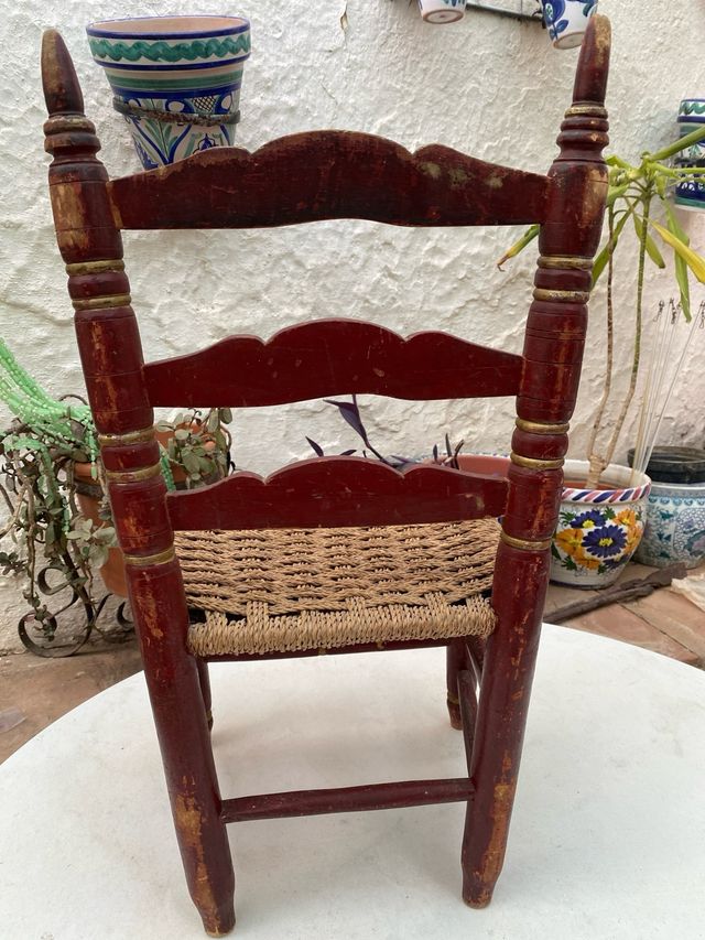 Pequeña silla de enea roja