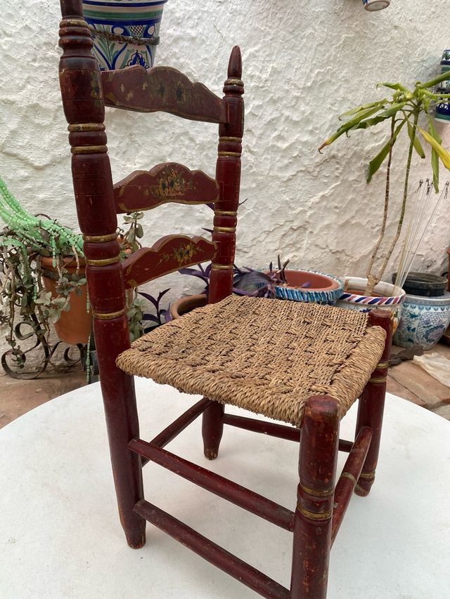 Pequeña silla de enea roja