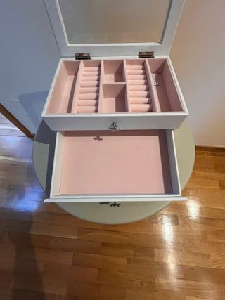 Joyero blanco con interior rosa