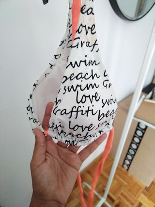 Parte arriba bikini con estampado de letras