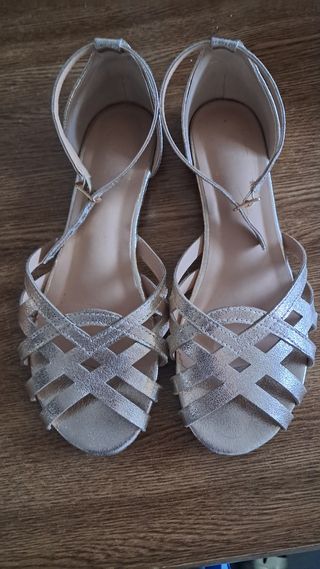 Sandalias planas doradas