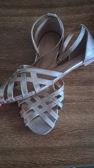 Sandalias planas doradas