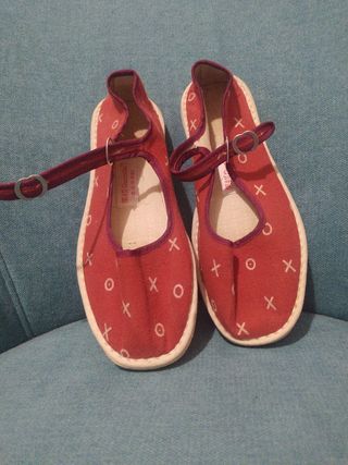 Zapatos planos rojos con diseño XO