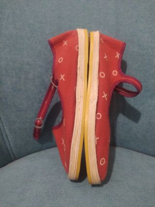 Zapatos planos rojos con diseño XO