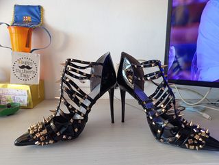 Zapatos de tacón aguja con tachuelas