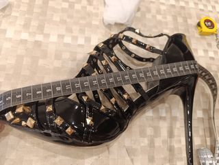 Zapatos de tacón aguja con tachuelas