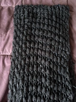 Fular negro con hilos plateados
