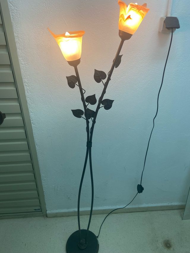 Lámpara de pie floral.