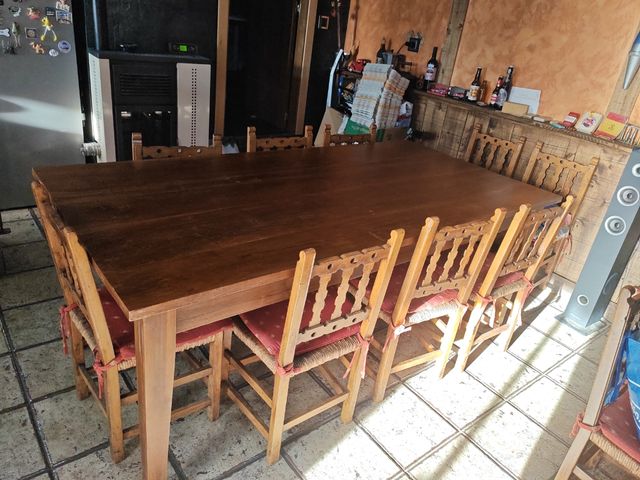 Mesa de madera con 8 sillas