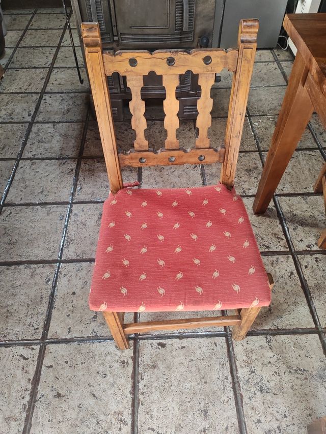 Mesa de madera con 8 sillas