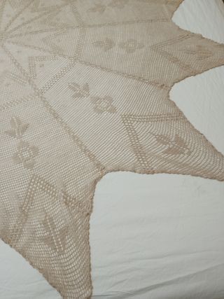Tovaglia rotonda all'uncinetto beige