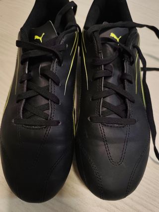 Botas de fútbol Puma negras y amarillas