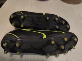 Botas de fútbol Puma negras y amarillas