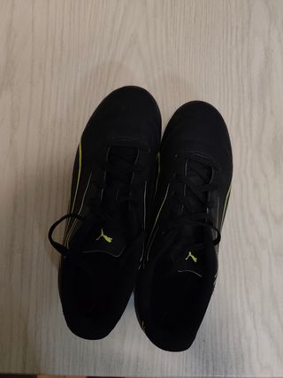 Botas de fútbol Puma negras y amarillas