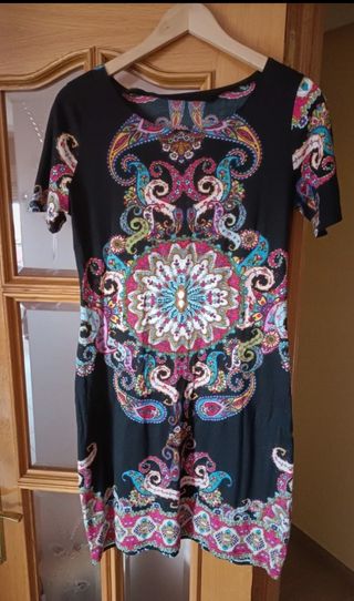 Vestido negro con estampado mandala. 