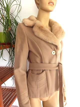 Chaqueta elegante con cuello de pelo (talla M)